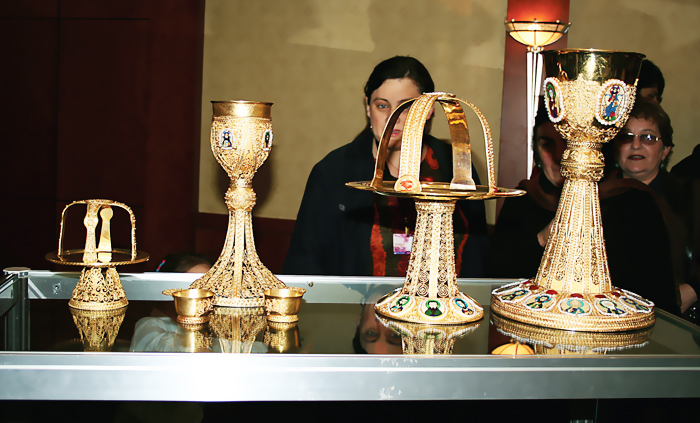მიტრა, ორი ბარძიმი და ჯვარი გამოფენის შემდეგ პირდაპირ წმინდა მთაზე გაიგზავნება KARIBCHE